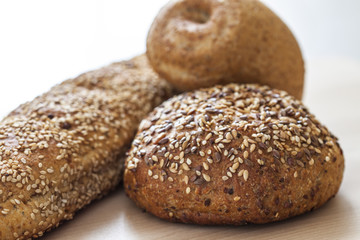 Pane integrale su tagliere di legno