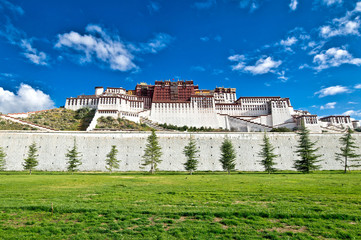 Fototapeta na wymiar Potala Palace in Lhasa, Tibet