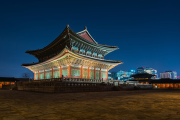 Obraz premium Korea, pałac Gyeongbokgung w nocy w Seulu, w Korei Południowej.