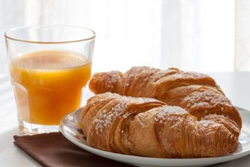 Cornetti alla marmellata con succo di frutta
