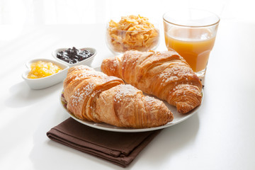 Cornetti con succo di frutta, marmellate e cereali