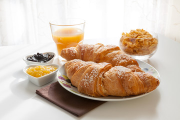 Cornetti con succo di frutta, marmellate e cereali