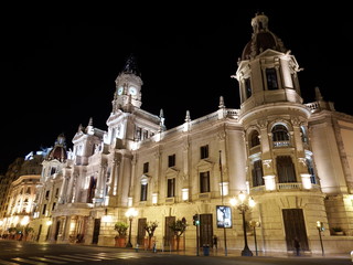 Fototapeta na wymiar Facade Hotel de Ville de Valencia en nocturne