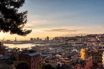 Ultime luci sulle case