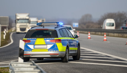 Streifenwagen der Polizei an der Autobahn