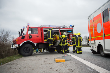 Feuerwehr und Rettungsdienst auf Autobahn