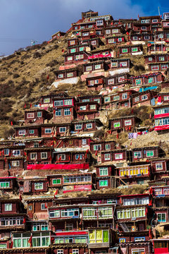 SICHUAN, CHINA 2015: Larung Gar(Larung Five Sciences Buddhist Academy)