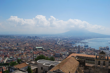 Obraz premium Spaccanapoli, la strada che divide il cuore della vecchia Napoli dall'alto in Certosa 