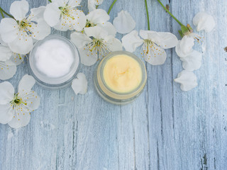 Obraz na płótnie Canvas natural cosmetics, fresh as spring flowers