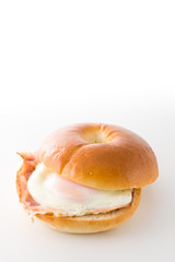 ベーグルの卵とベーコンのサンドイッチ
