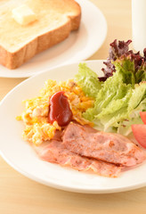 ベーコンとスクランブルエッグとサラダ
