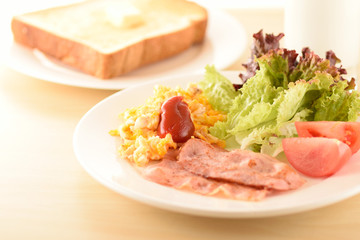 ベーコンとスクランブルエッグとサラダ
