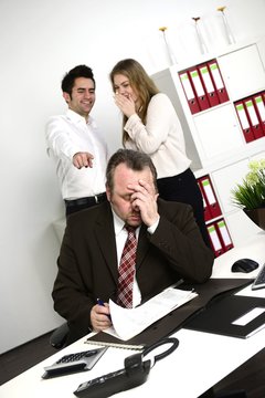 Arbeitskollegen mobben &auml;lteren Kollegen