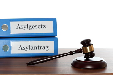 Asylgesetz mit Hammer