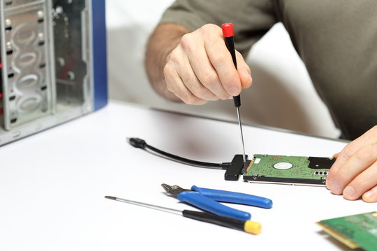 Arbeiter repariert Computer