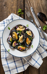 Mussels with red onion and oregano