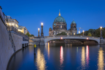 Fototapeta na wymiar Berlin Cathedral (Berliner Dom) on Museum Island (Museumsinsel) and bridge (Friedrichsbruecke) over Spree River at evening, Berlin Mitte, Germany, Europe 