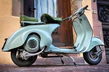 Selbstklebende Fototapeten Grüner Vintage Oldtimer Motorroller – Roller 60er Jahre – Green Italian 60s Scooter © Petair