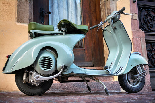 Grüner Vintage Oldtimer Motorroller – Roller 60er Jahre – Green Italian 60s Scooter