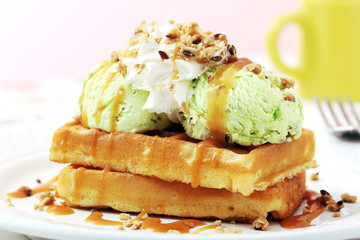 waffle con gelato e nocciole sfondo rosa