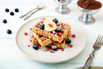  waffle con frutta e sciroppo su tavolo di cucina 