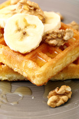 primo piano  waffle  con banane noci e miele