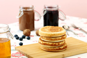 pancake su tavolo di cucina sfondo rosa