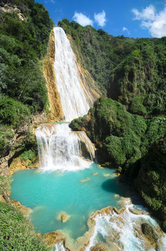 Fototapeta Stunning view to El Chiflon waterfall