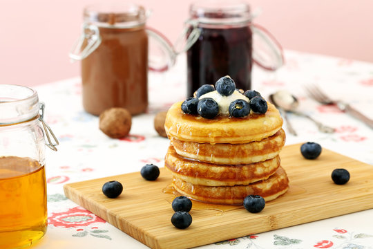 pancake con mirtilli su tavolo di cucina sfondo rosa