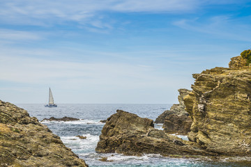 vu sur la mer de la presqu'île de Gaou/rochers avec la mer et voilier