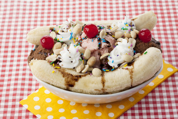 banana split on the white bowl