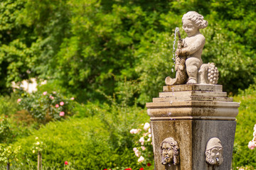 Brunnen mit Wasserspeiern im Park in Braubach am Rhein