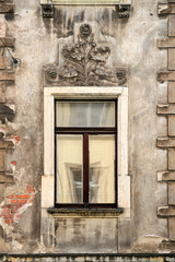 Fototapeta na wymiar Altbau unsaniert mit Fassaden Stuck Sonnenblume