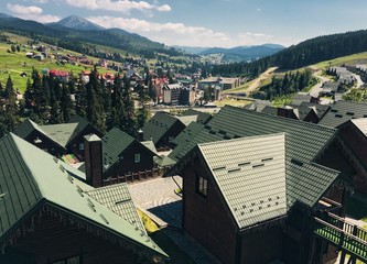 крыши домов среди горного пейзажа