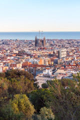 Panele Szklane  Widok budowy Sagrada Familia i nad morzem domów w Barcelonie. Z około. 1,6 miliona mieszkańców, Barcelona jest stolicą Katalonii