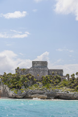 Fototapeta na wymiar the mighty el castillo temple of tulum