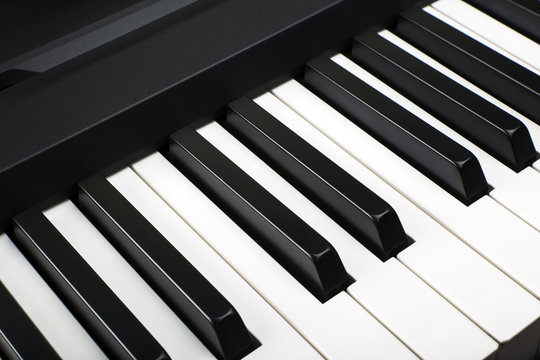 Фрагмент клавишного ряда электронного пианино

