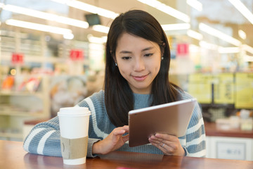 Woman use of tablet in coffee shop