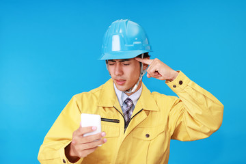 疲れた表情の労働者