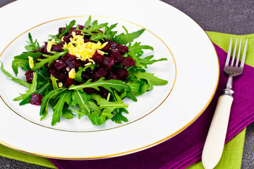 Dietary food without meat: Salad with arugula and beet