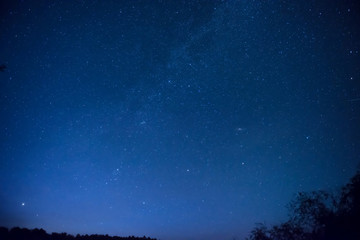 Beau ciel nocturne bleu avec de nombreuses étoiles