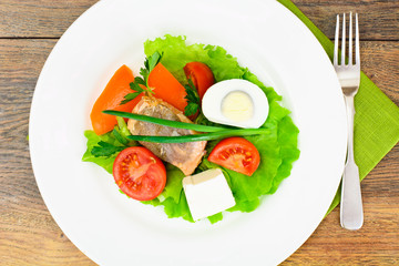 Salmon, Lettuce, Tomato and Sweet Pepper with Egg