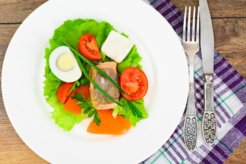 Salmon, Lettuce, Tomato and Sweet Pepper with Egg