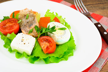 Salmon, Lettuce, Tomato and Sweet Pepper with Egg