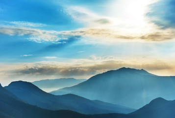 Obrazy na Plexi  Niebieskie wysokie góry