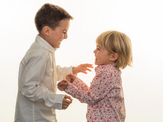 Kinder spielen