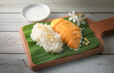Mango Sticky Rice with Wood Tray, Thai dessert