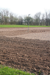 campo arato in inverno. campagna