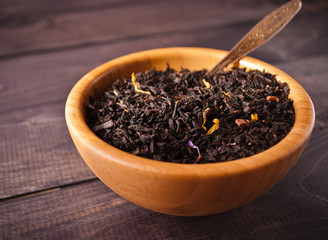 Dried tea leaves in bowl