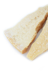 parmigiano. pezzi di formaggio isolati su sfondo bianco